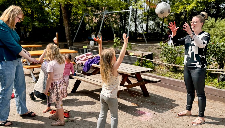 Pædagoger og børn leger i Møllehøj dagtilbd