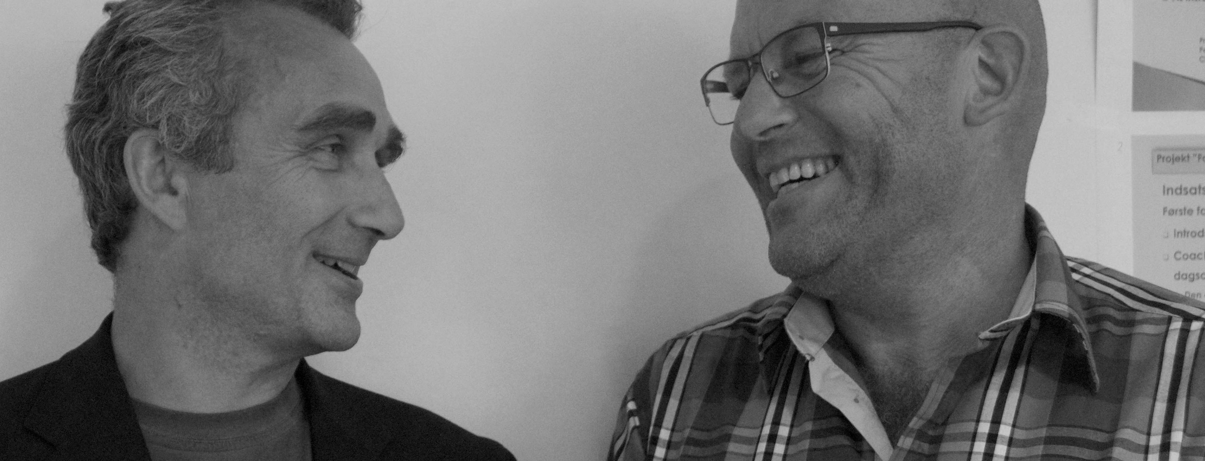 Afdelingsleder Stig Ellemann (tv) og Asgård Skoles arbejdsmiljørepræsentant Ralf Salomonsen (th) er stolte af at have opstartet et samtalerum, der herfra kan leve videre uden dyre udgifter til psykologer eller konsulenter.