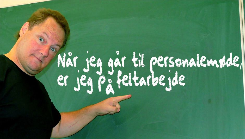 Lærer peger på tavle