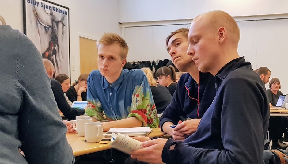 Studerende ved bord til workshop
