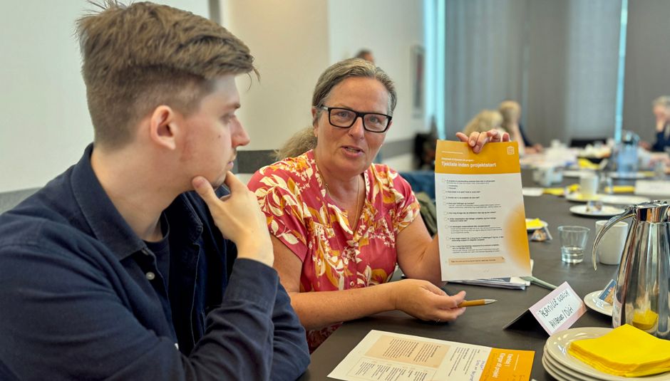 Pernille Astrid Ulrich viser et af værktøjerne til implementering af ny teknologi frem.