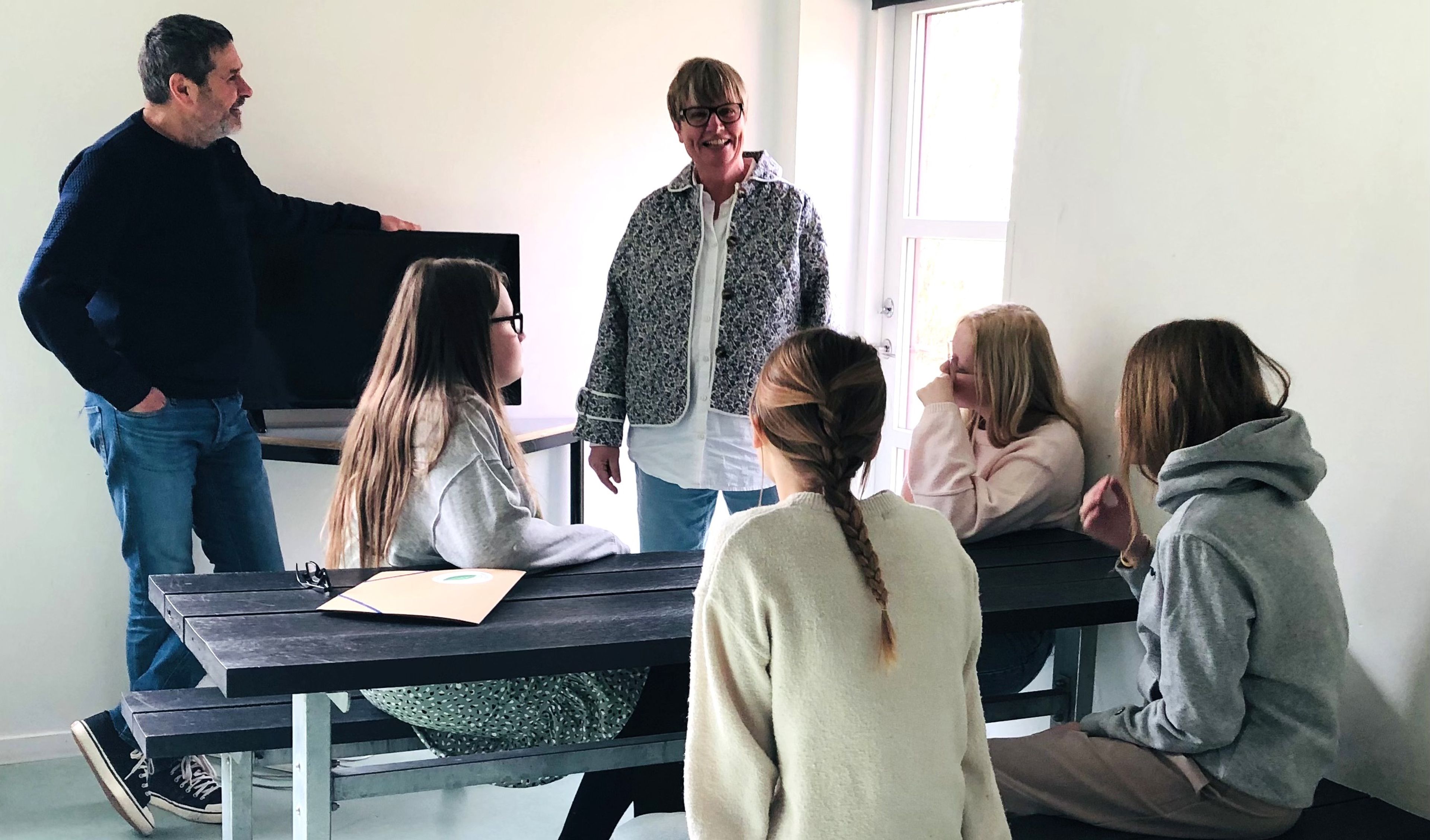 Vejleder sammen med dansklærer i klasselokale