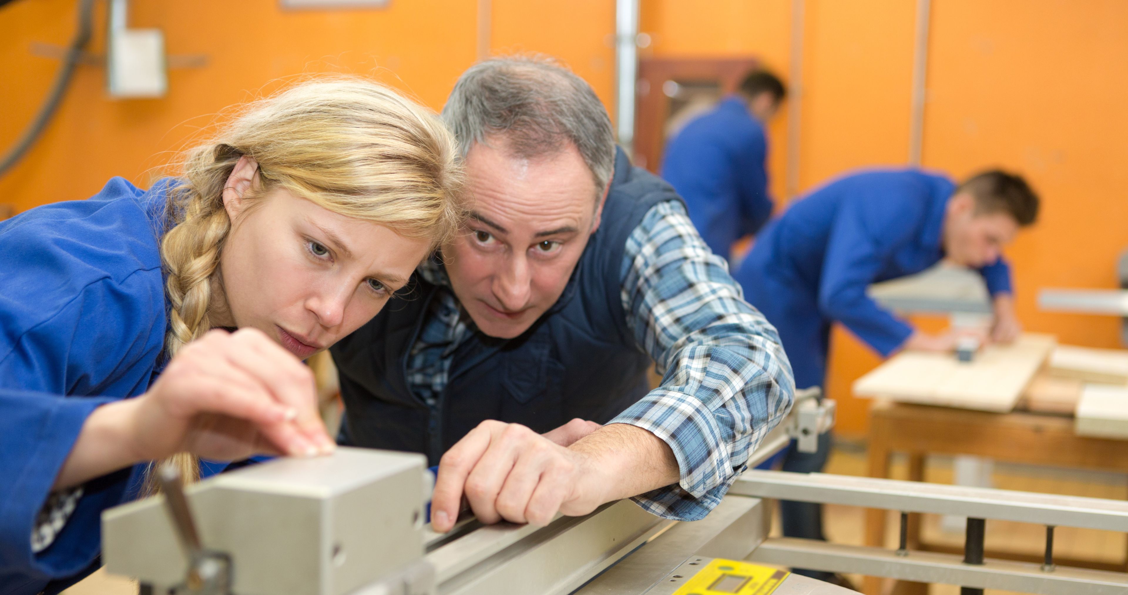 pige-i-praktik-i-snedkerværksted