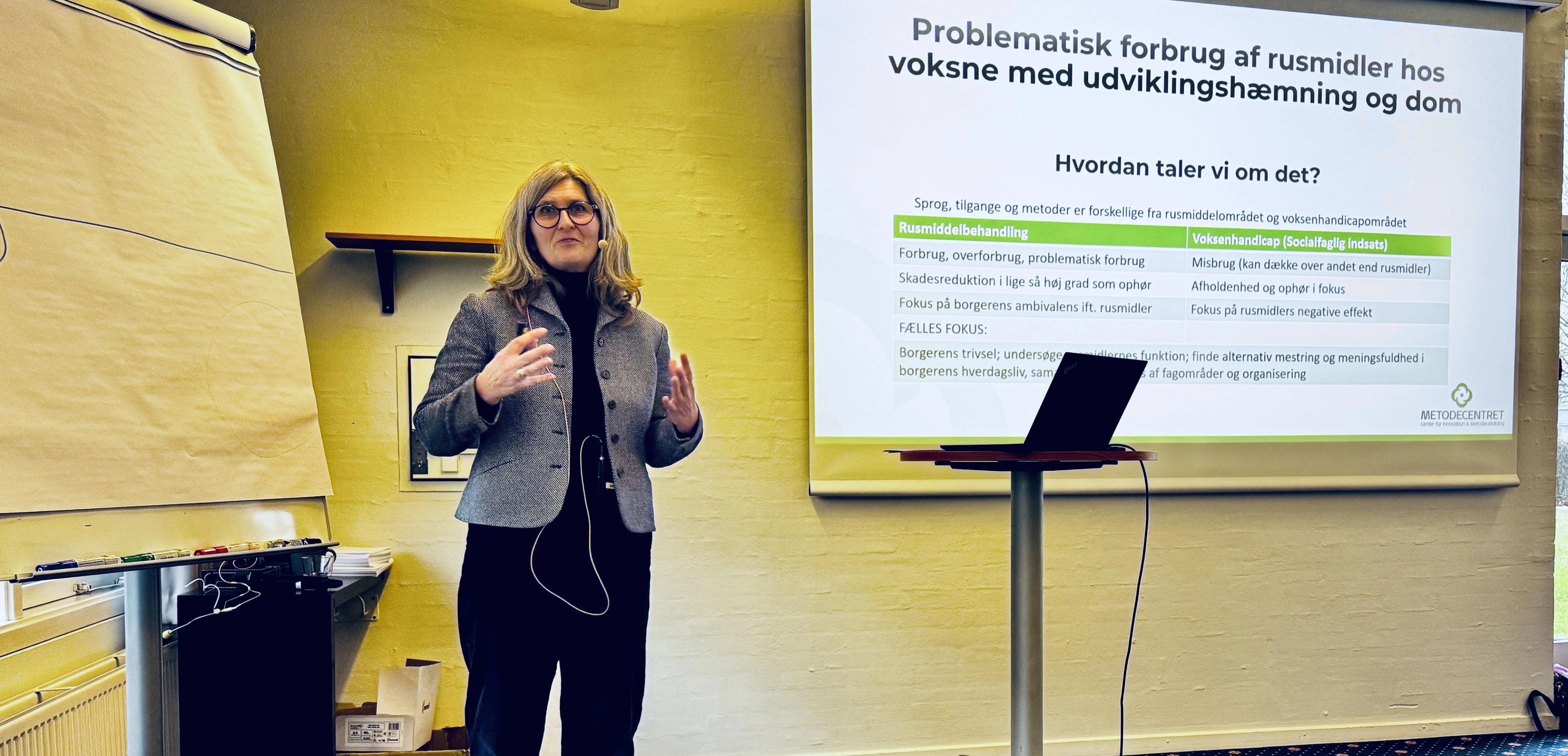 Helle Hogh holder oplæg om rusmiddelbhandling til borgere med udviklingshandicap og dom