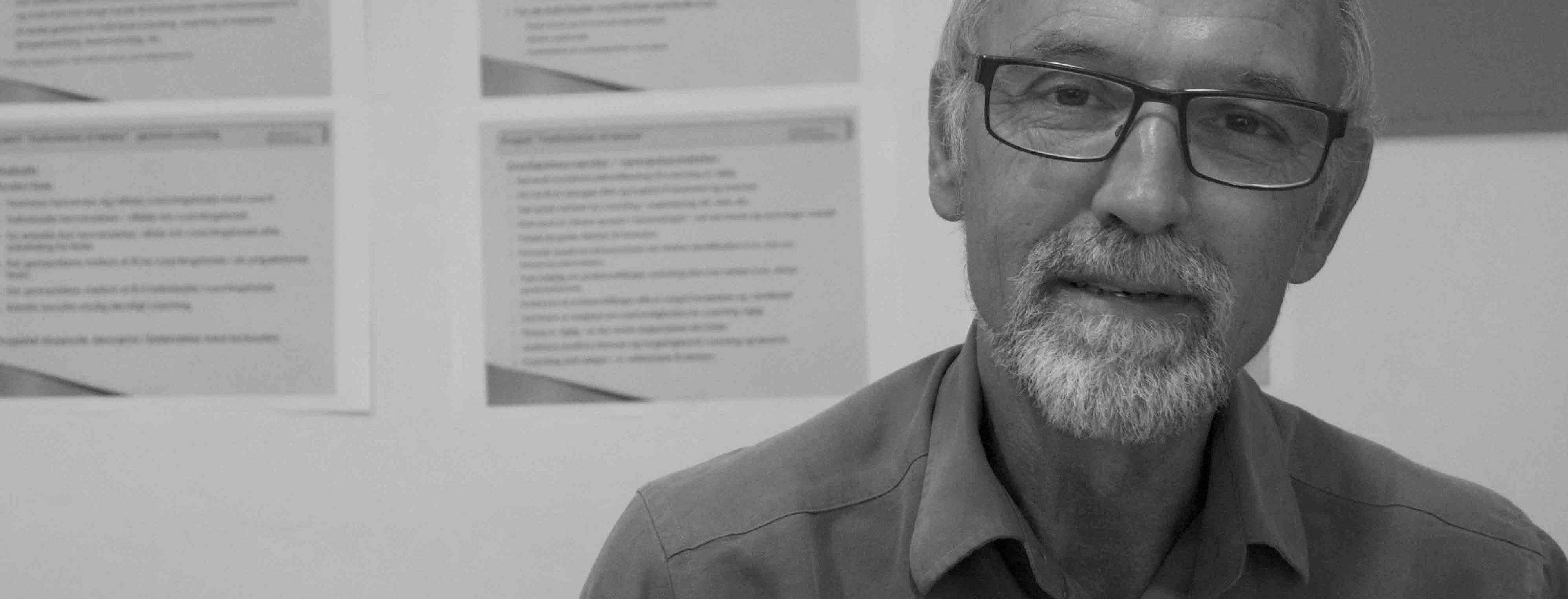 Skoleleder på Ørkildskolen i Svendborg Kaj Hørberg mener ikke, at man kan se isoleret på arbejdsmiljøet, hvis man gerne vil hjælpe den enkelte lærer ud af en presset situation. ”Ofte er problemstillingerne mere komplekse. Mange faktorer spiller ind, men et coaching-forløb er en god idé”, siger han.