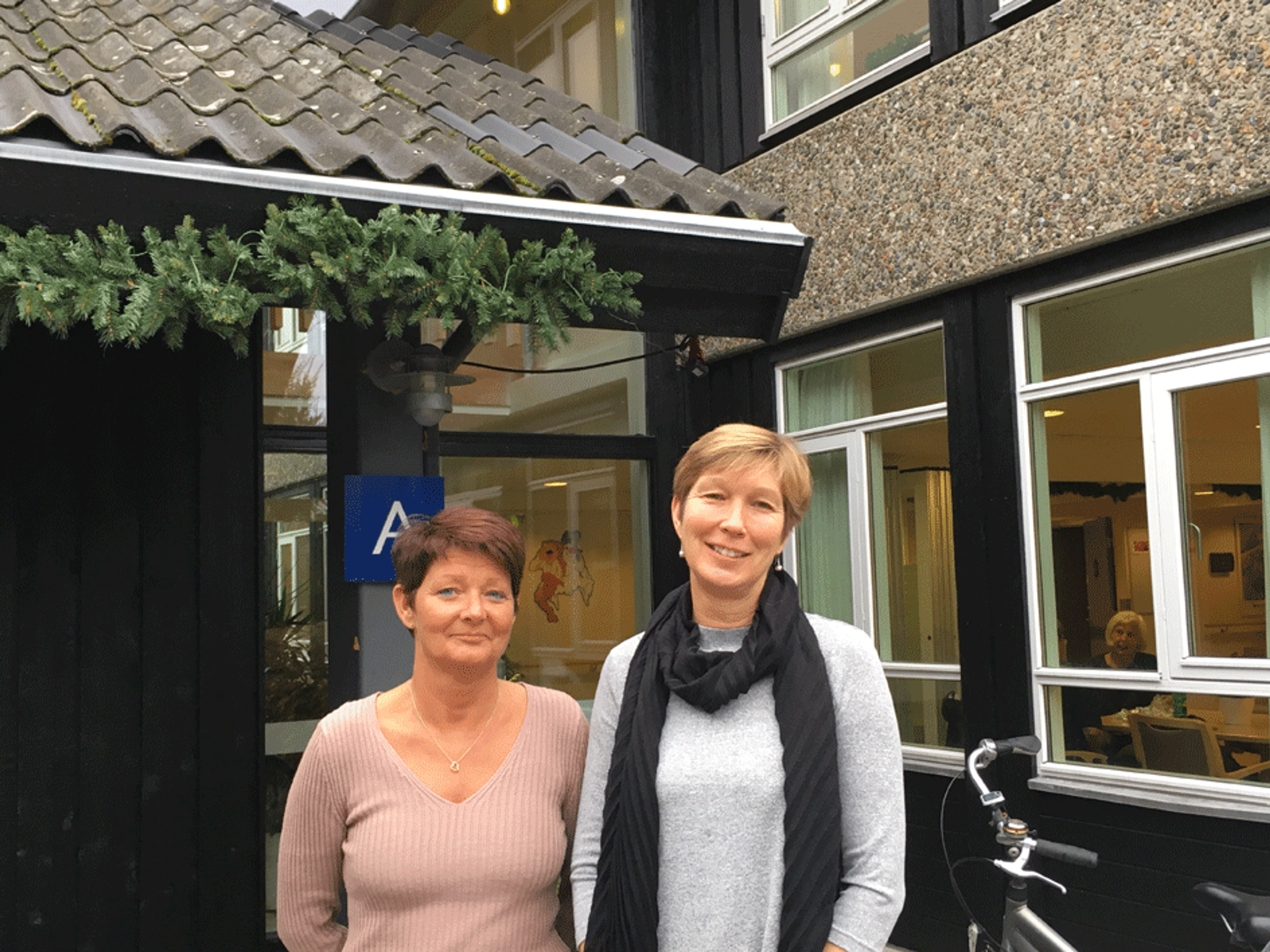 To kvinder står med hinanden