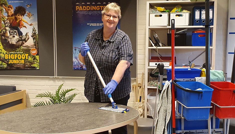 Bordmoppen er i brug dagligt, når Karin Eriksen gør rent