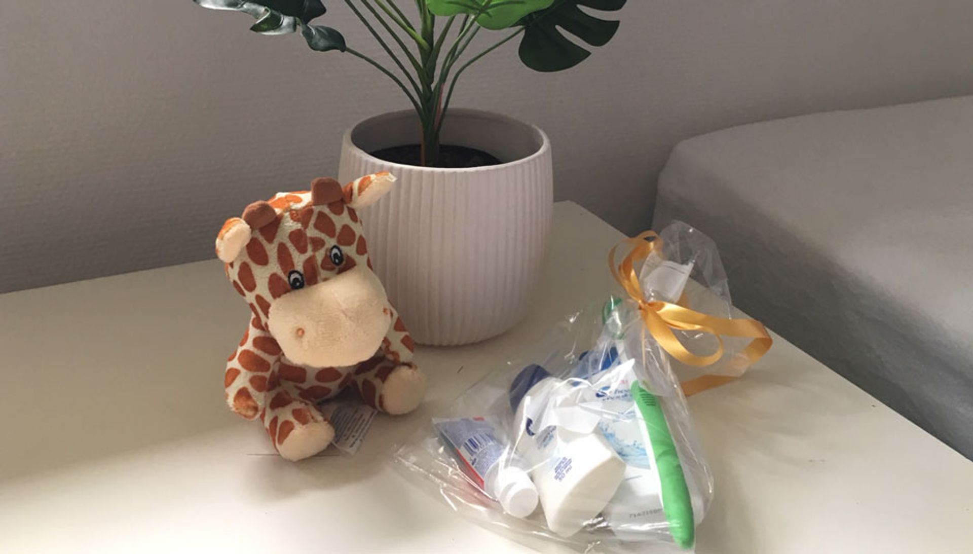 Når nye børn flytter ind på AsylSyd, modtager de en bamse og en pose med personlig hygiejne