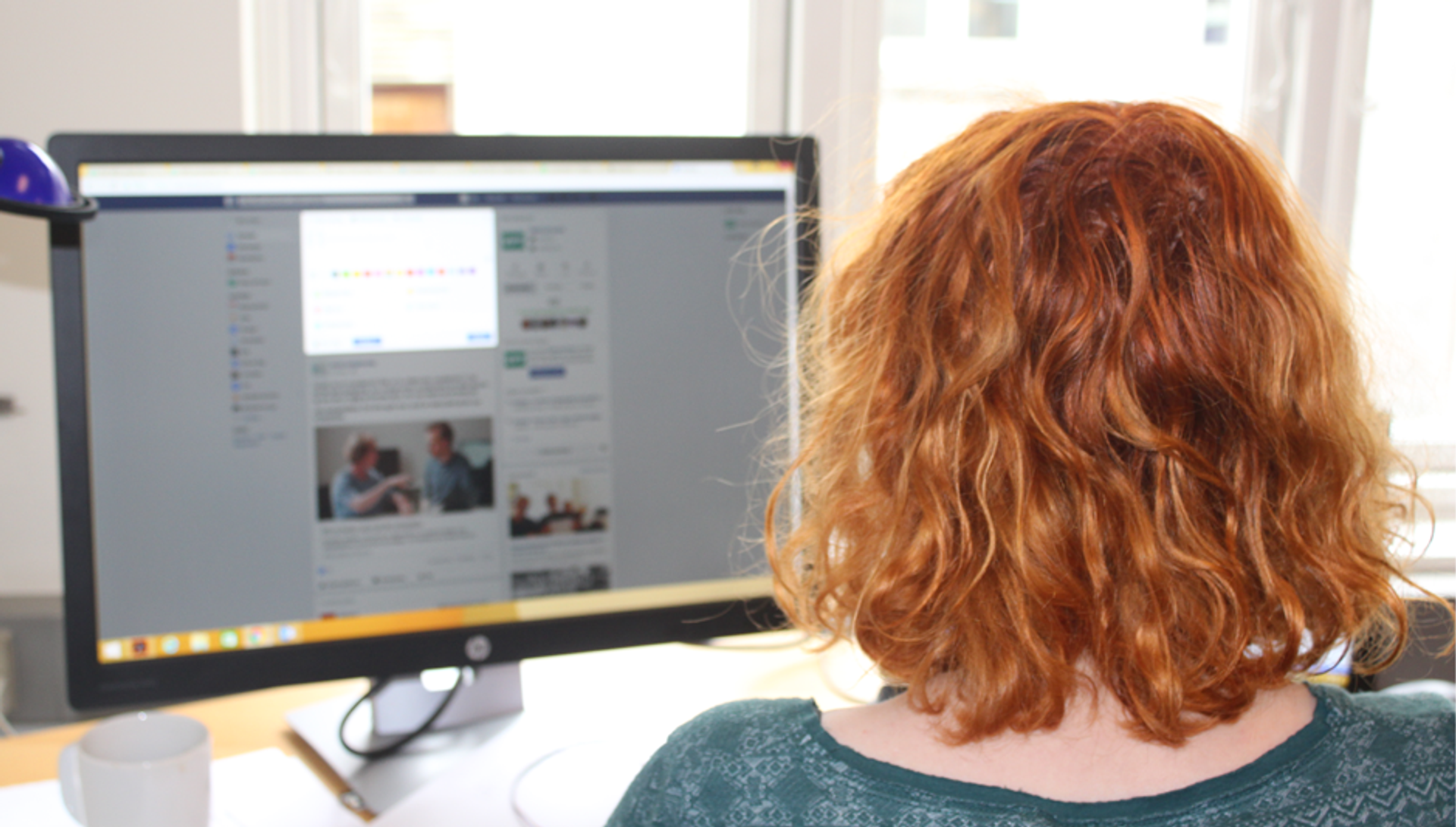 Kvinde skriver opslag på Facebook