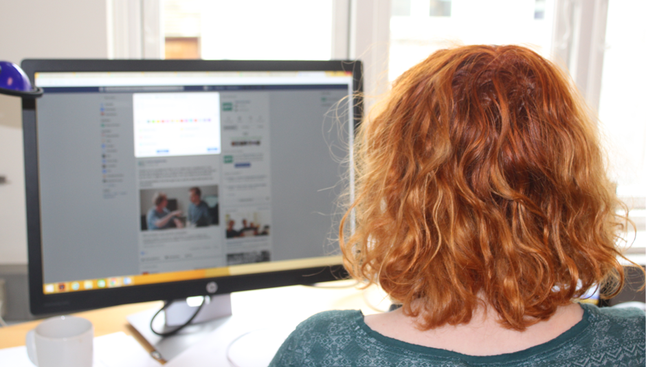 Kvinde skriver opslag på Facebook