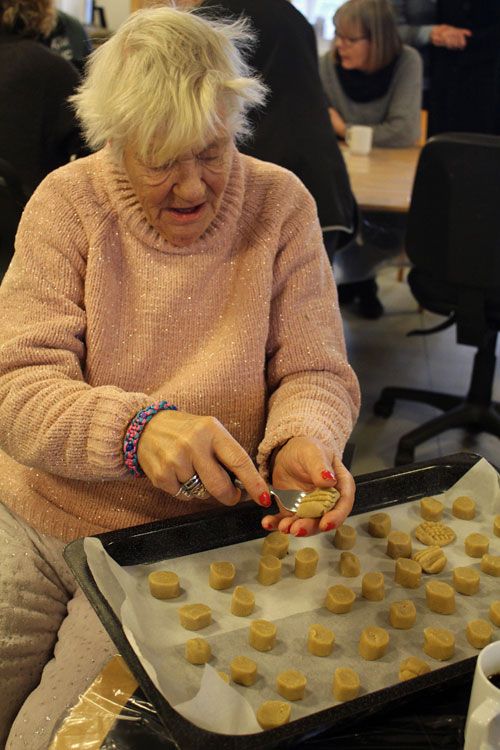 Aase bager småkager på Ebberød