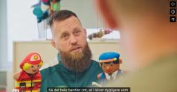 Pædagog med hånddukker