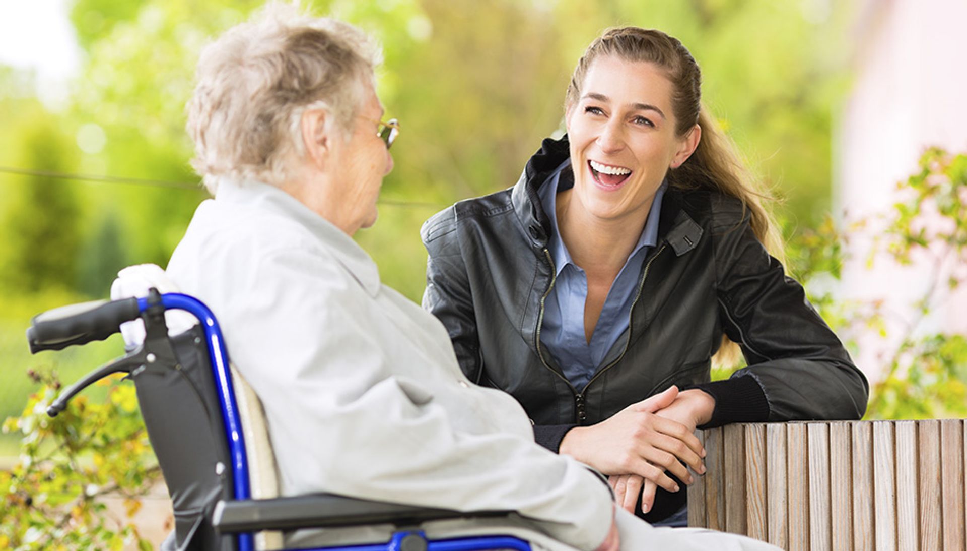 demens pleje ung person og gammel person