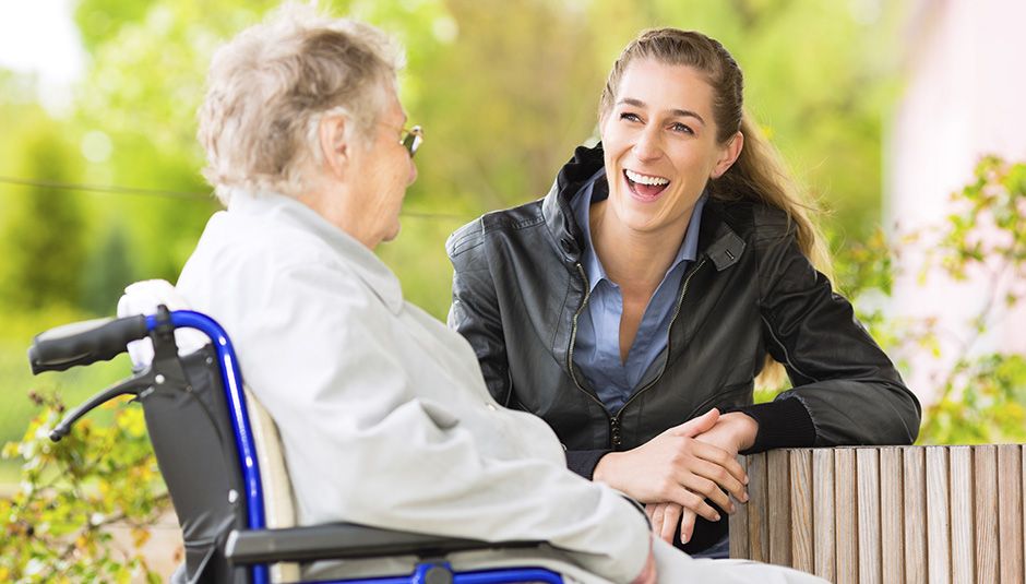 demens pleje ung person og gammel person