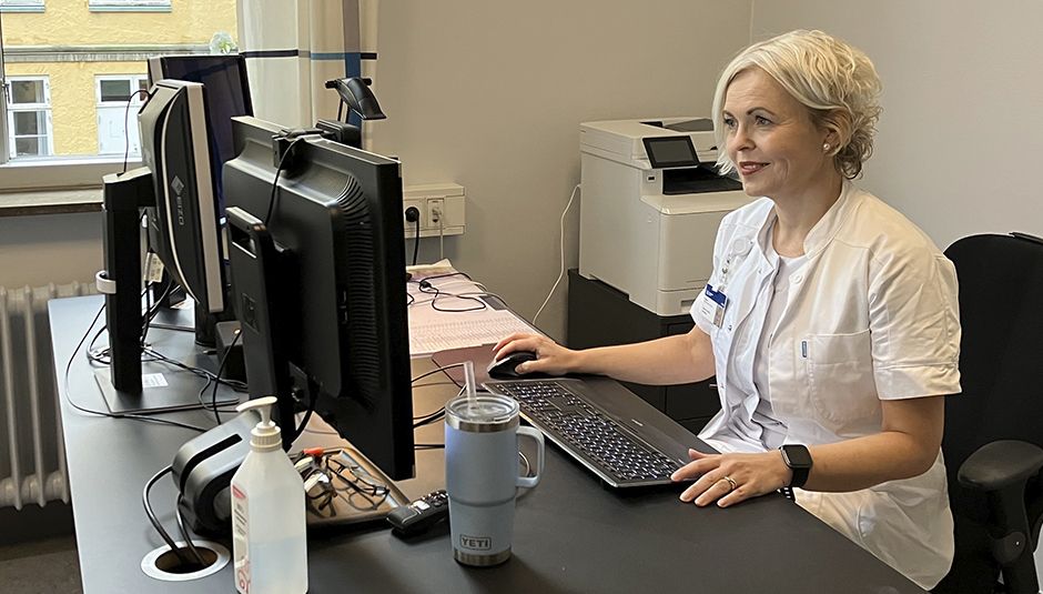 Mette Marklund foran computeren