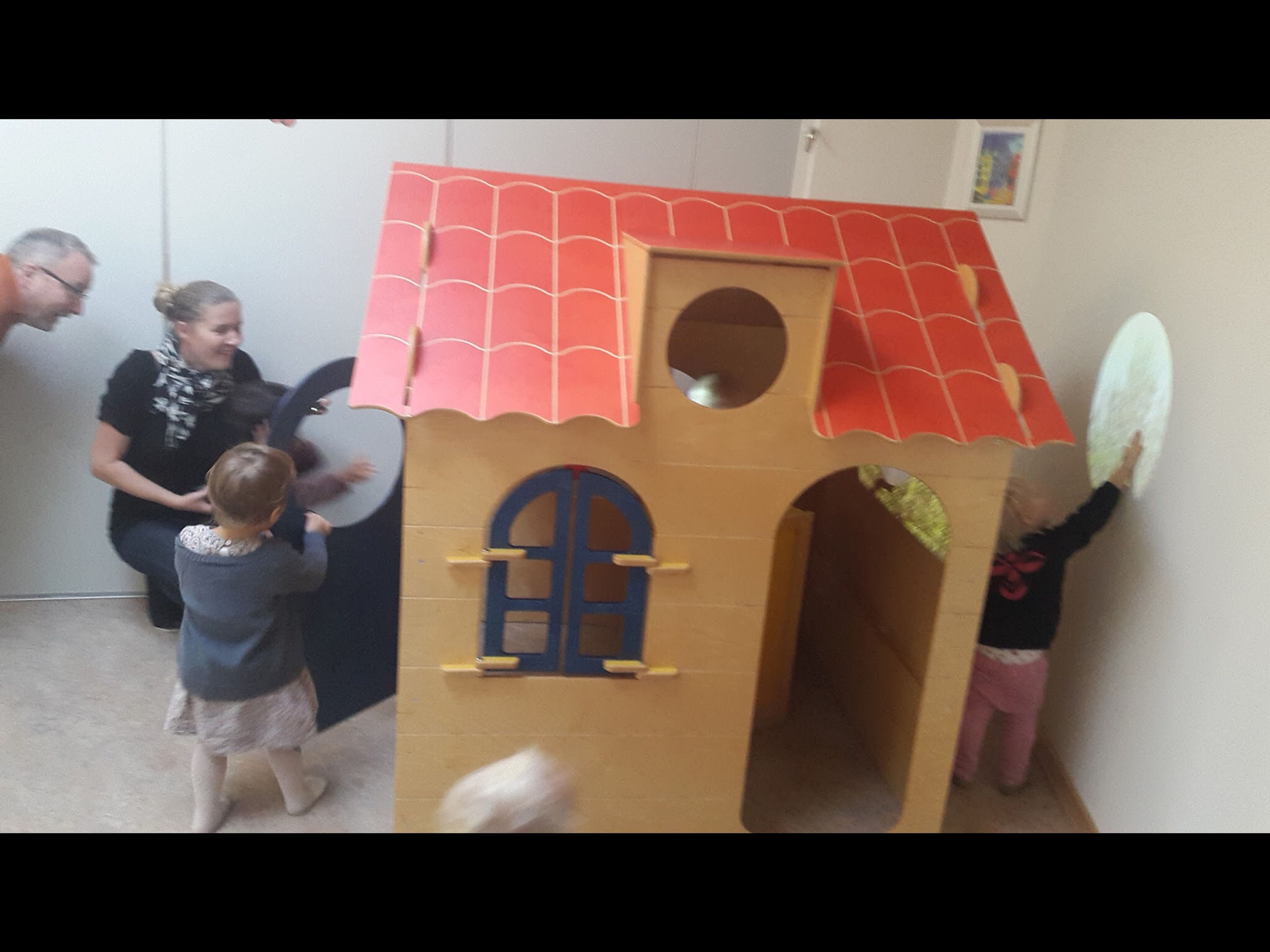 Pædagog, forsker og børn leger