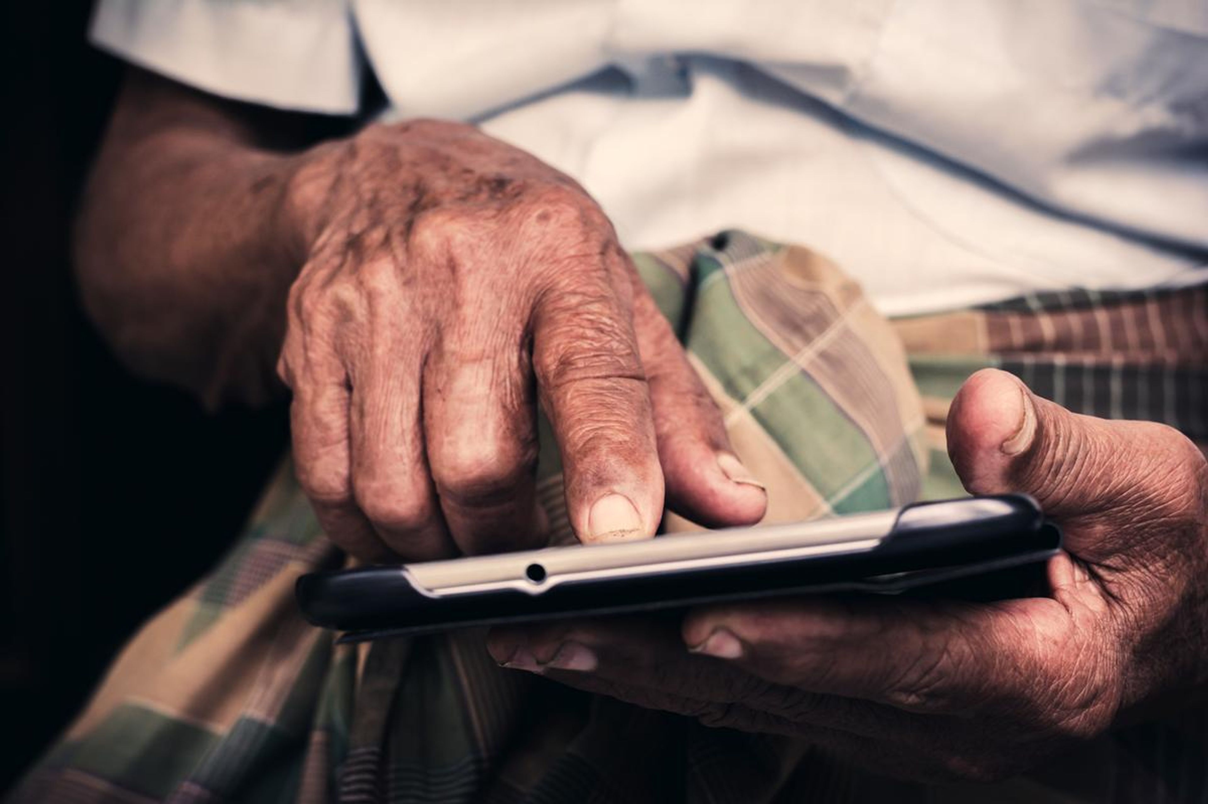 Ældre kvinde bruger iPad