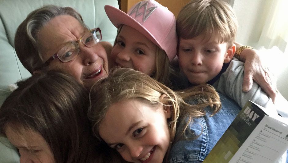 Beboere og skolebørn knytter tætte bånd på Lind Plejecenter