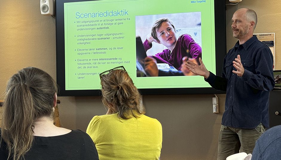 Mike Taagehøj underviser