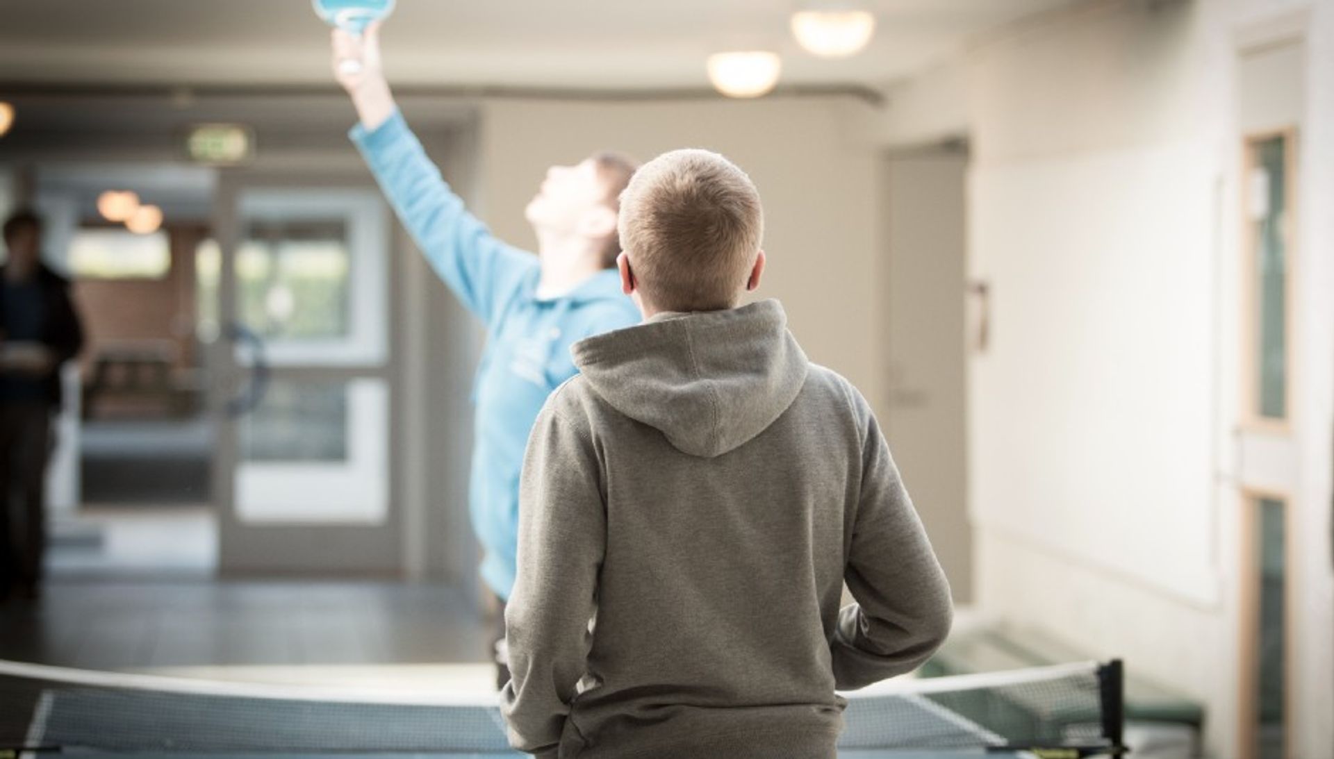 To drenge spiller bordtennis