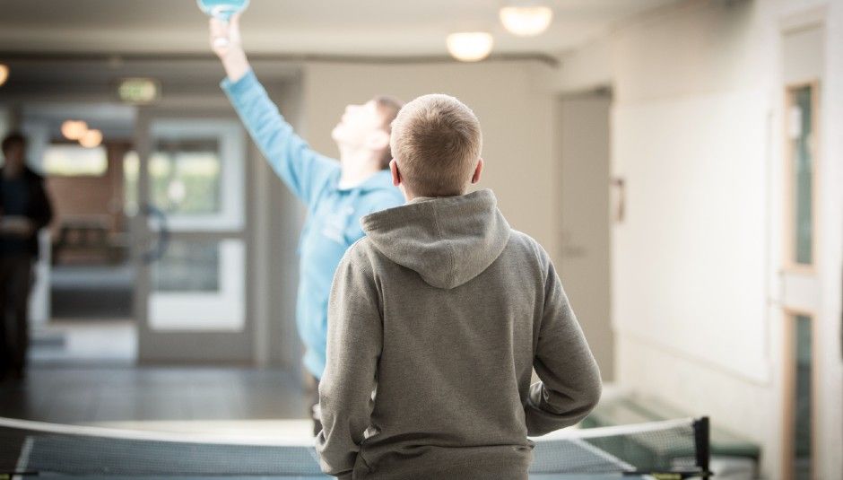 To drenge spiller bordtennis