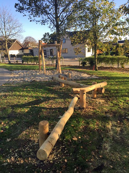 På legepladsen kan børn og ældre være sammen om aktiviteterne