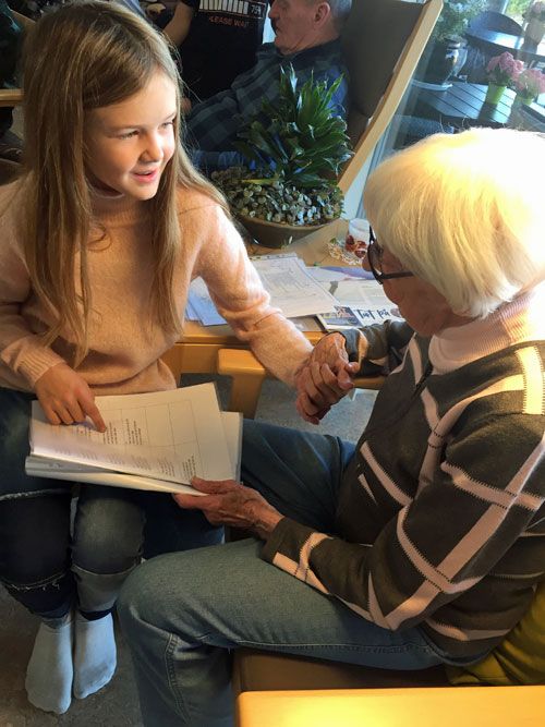 Eleverne underviser de ældre, som giver dem fuld opmærksomhed