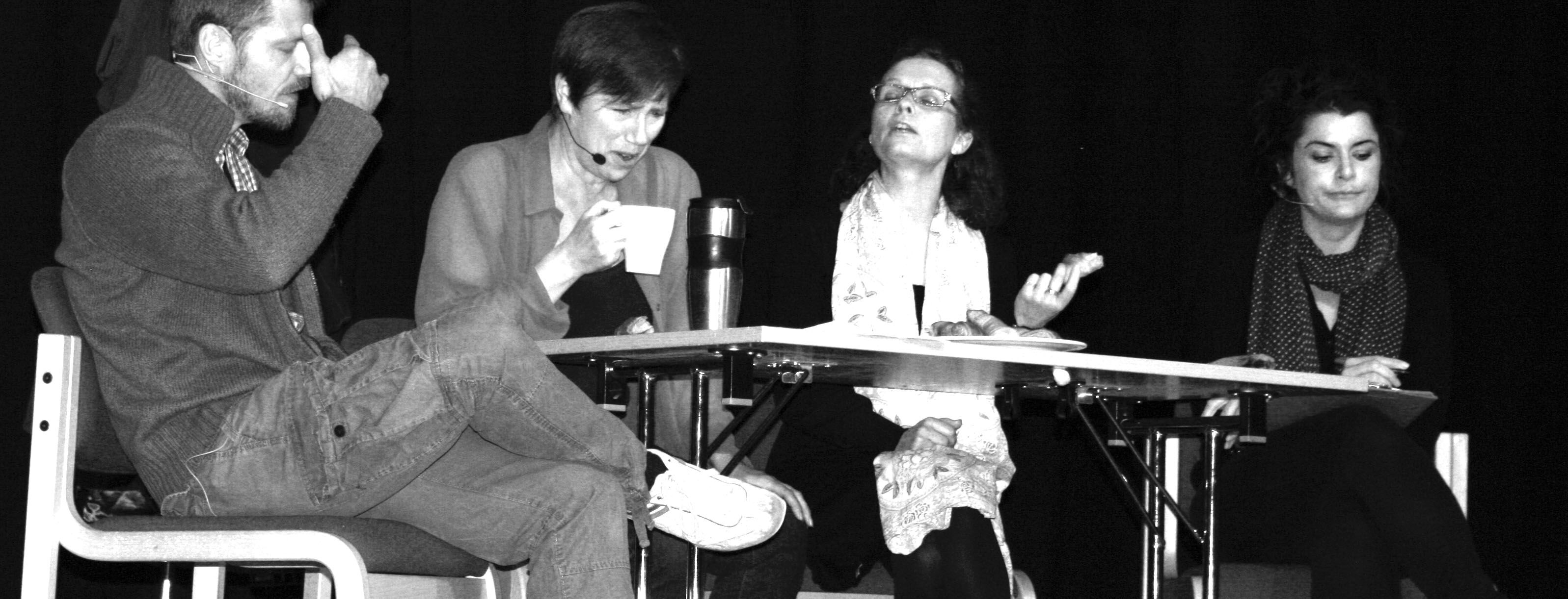 Teater Spektrum sætter billeder på arbejdsmiljøet - virker det bekendt?