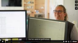 Hjemmehjælper dokumenterer foran computerskærm