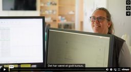 Hjemmehjælper dokumenterer foran computerskærm