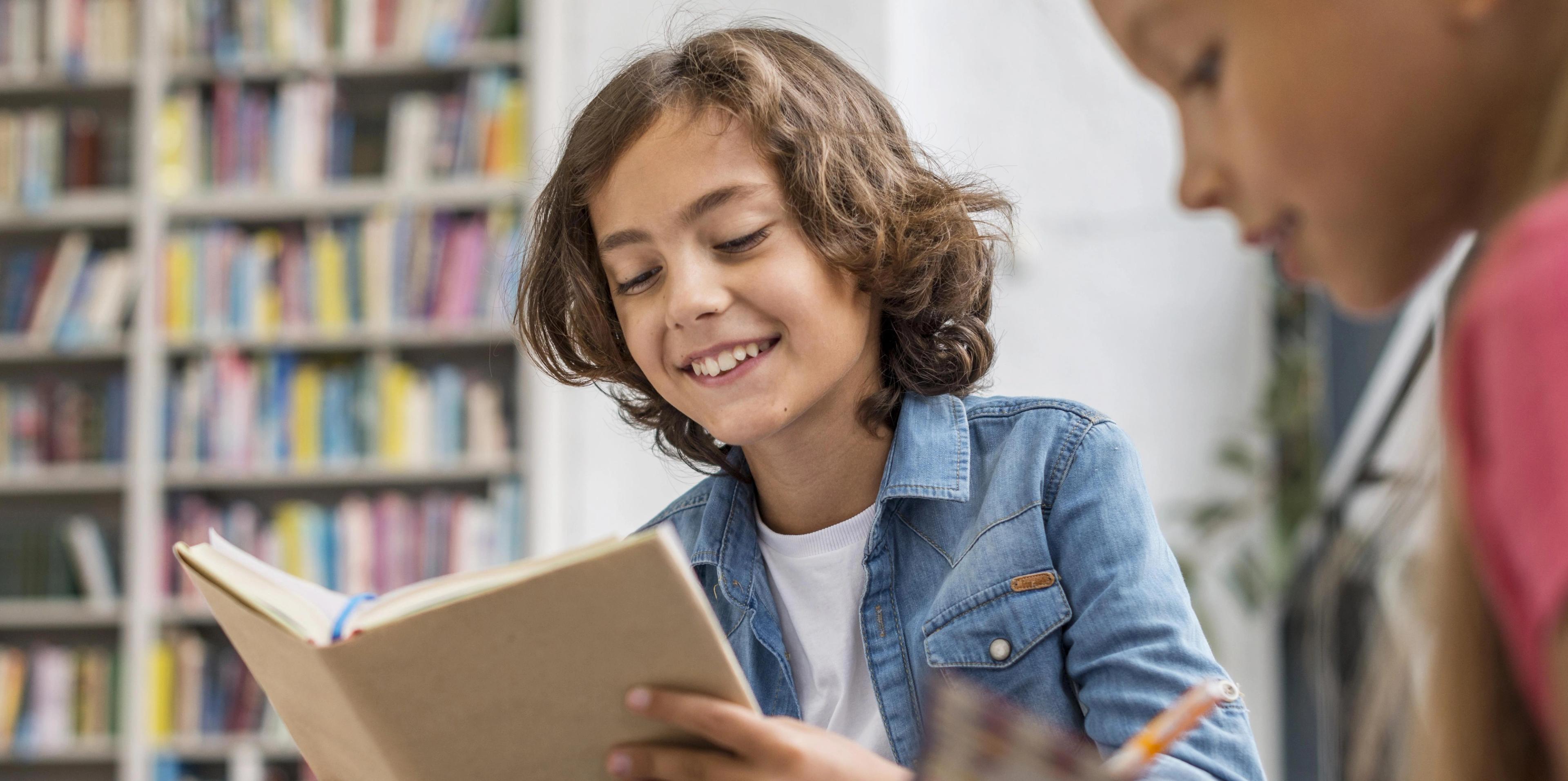 Elev på mellemtrinnet sidder og læser sammen med klassekammerat