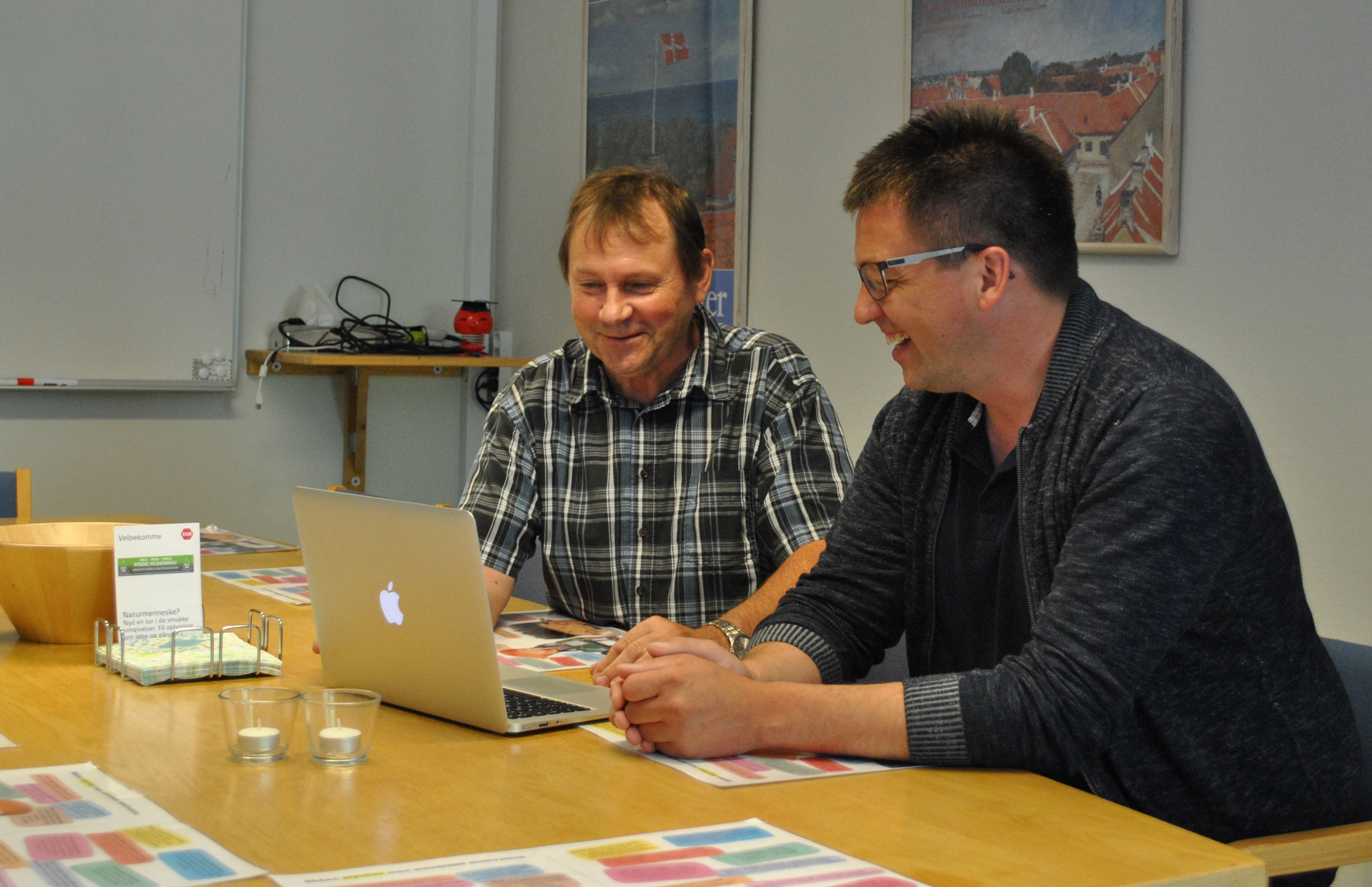 Møde på Nyborg HeldagsHvert år bliver en hel dag sat af til at tale om kerneopgaven på Nyborg Heldagsskole. De kalder det for et ”pædagogisk servicetjek”. Dagen er en hjørnesten i en større strategi på skolen om at skabe et godt arbejdsmiljø og samtidigt et lavt sygefravær. Noget man ifølge skolen især kan gøre gennem et fokus på kerneopgaven. - Man kan tage til nok så mange bowlingaftener, men i sidste ende er det kerneopgaven, der tæller. Det, der virkelig rykker, er, når man lykkes med det arbejde,skole