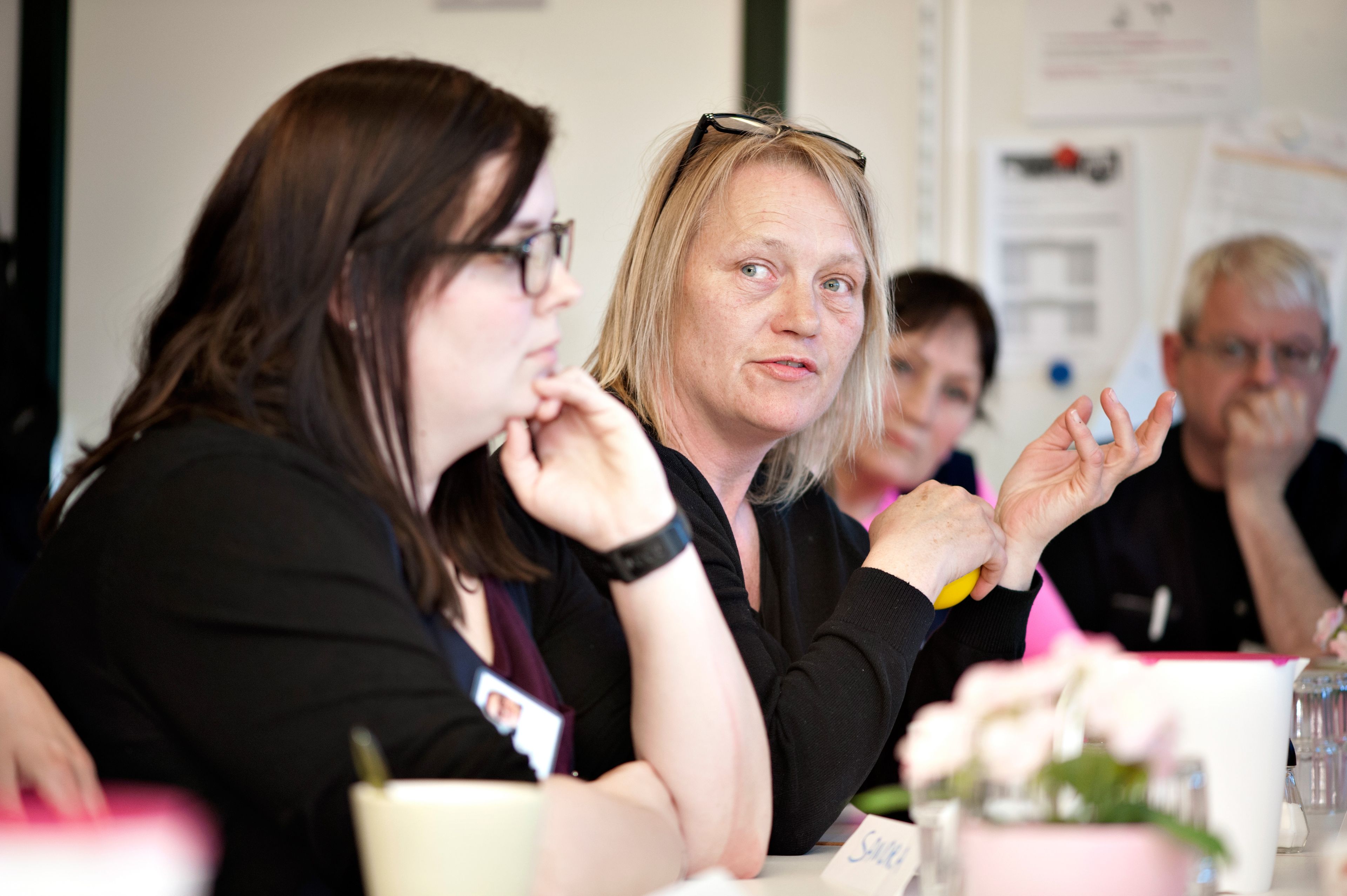 Hierarkier og manglende faglig sparring gør det svært for social- og sundhedshjælpere at tage ordet på et tværfagligt møde.