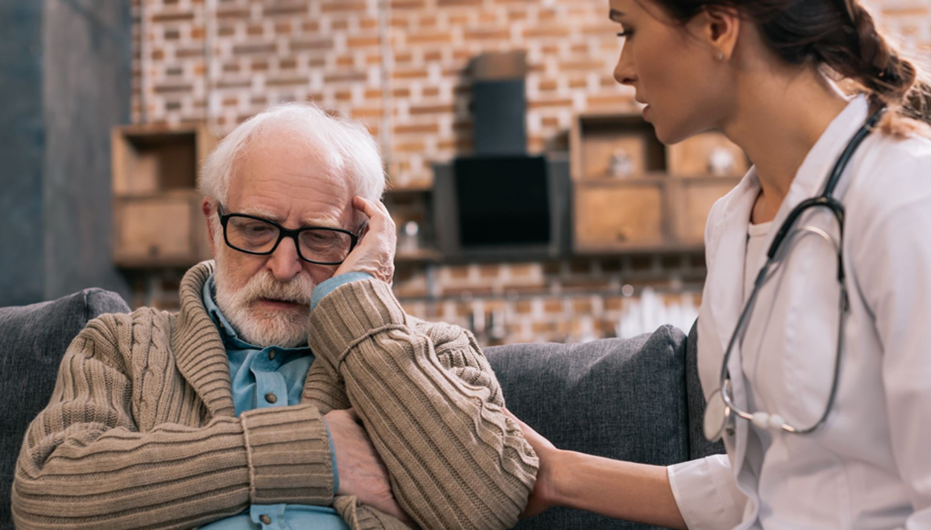 Ældre utryg mand og social og sundhedshjælper 
