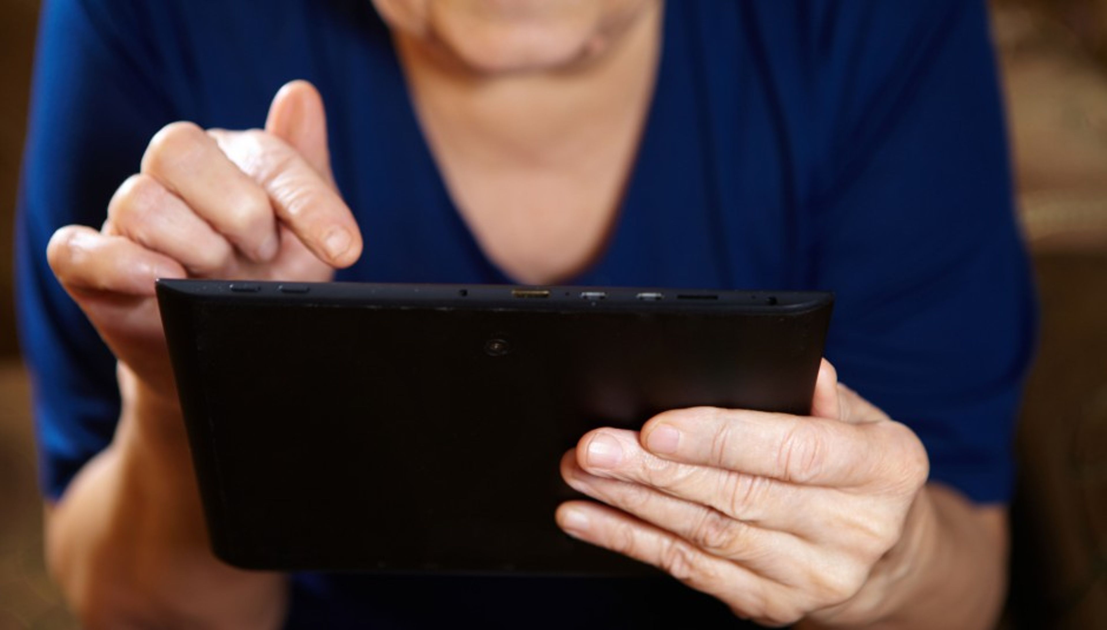 Ældre kvinde rapporterer helbredsoplysninger