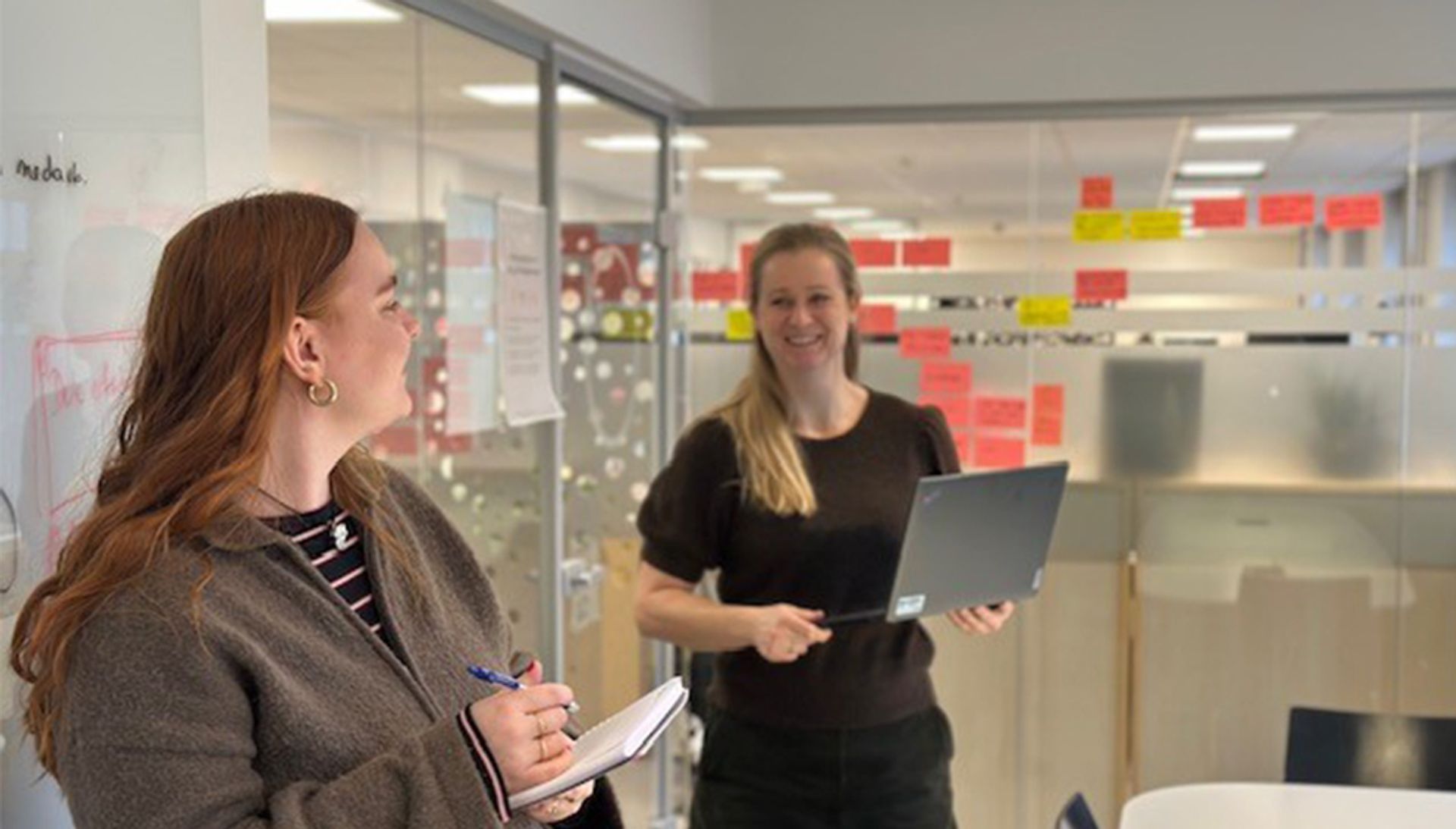 Medarbejderne Anna Louise Møller Damgaard og Frida Matilde Egedorf Nielsen
