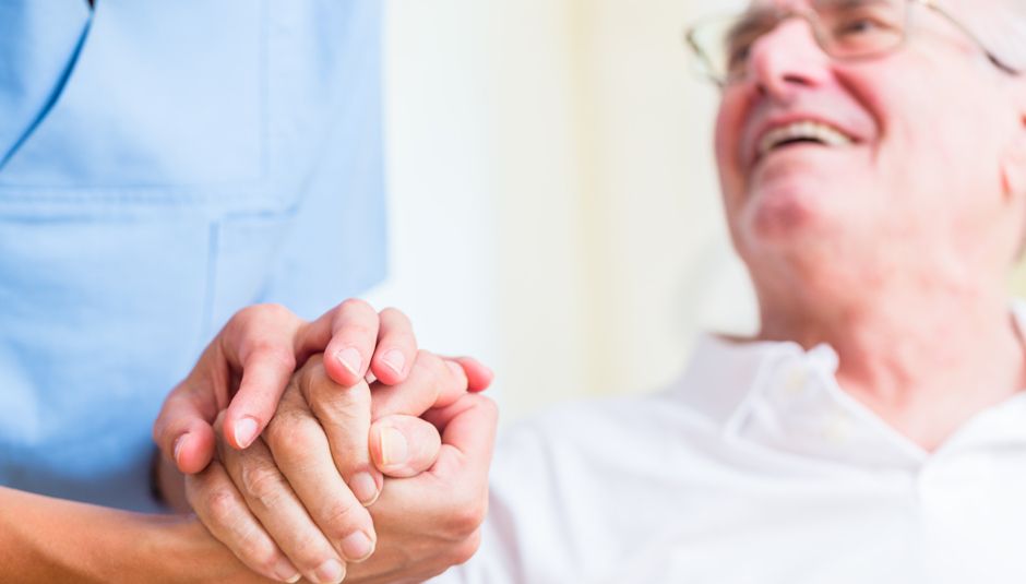 Ældre patient og sygeplejerske