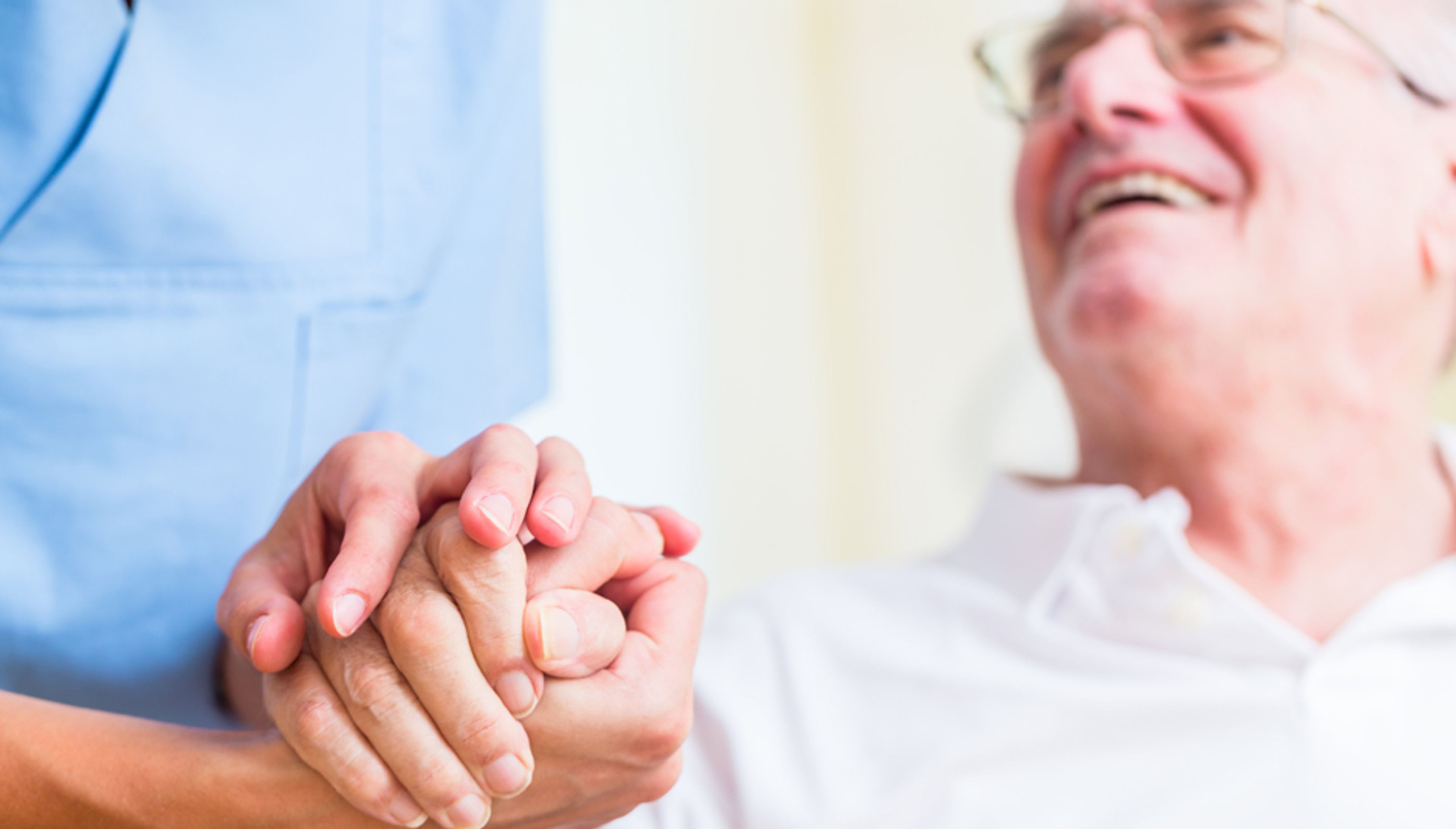 Ældre patient og sygeplejerske