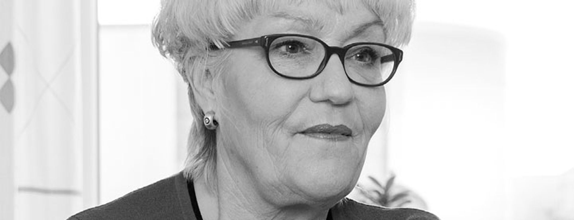 Pia sagsbehandler ved køkkenbordet