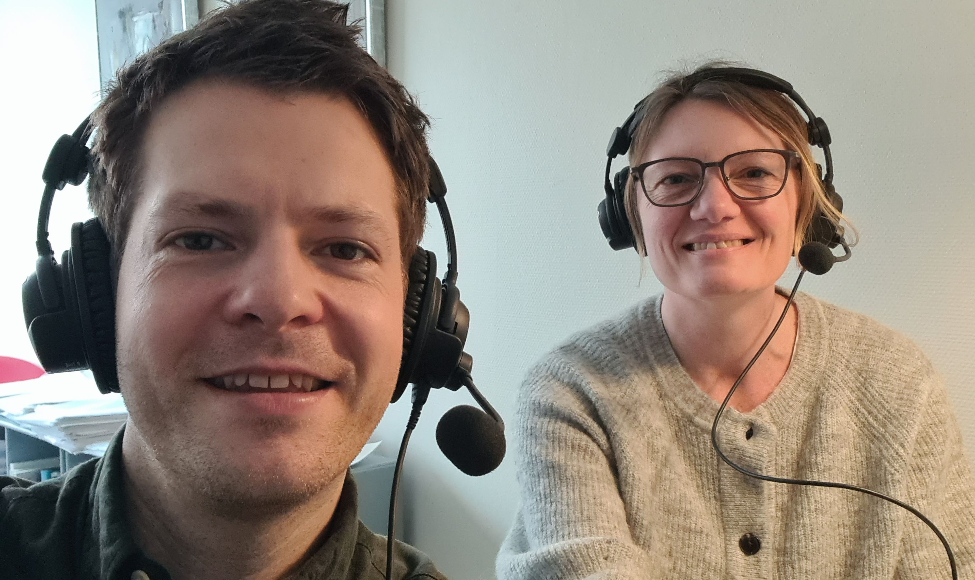 Podcastvært og sygefraværsforsker i studiet