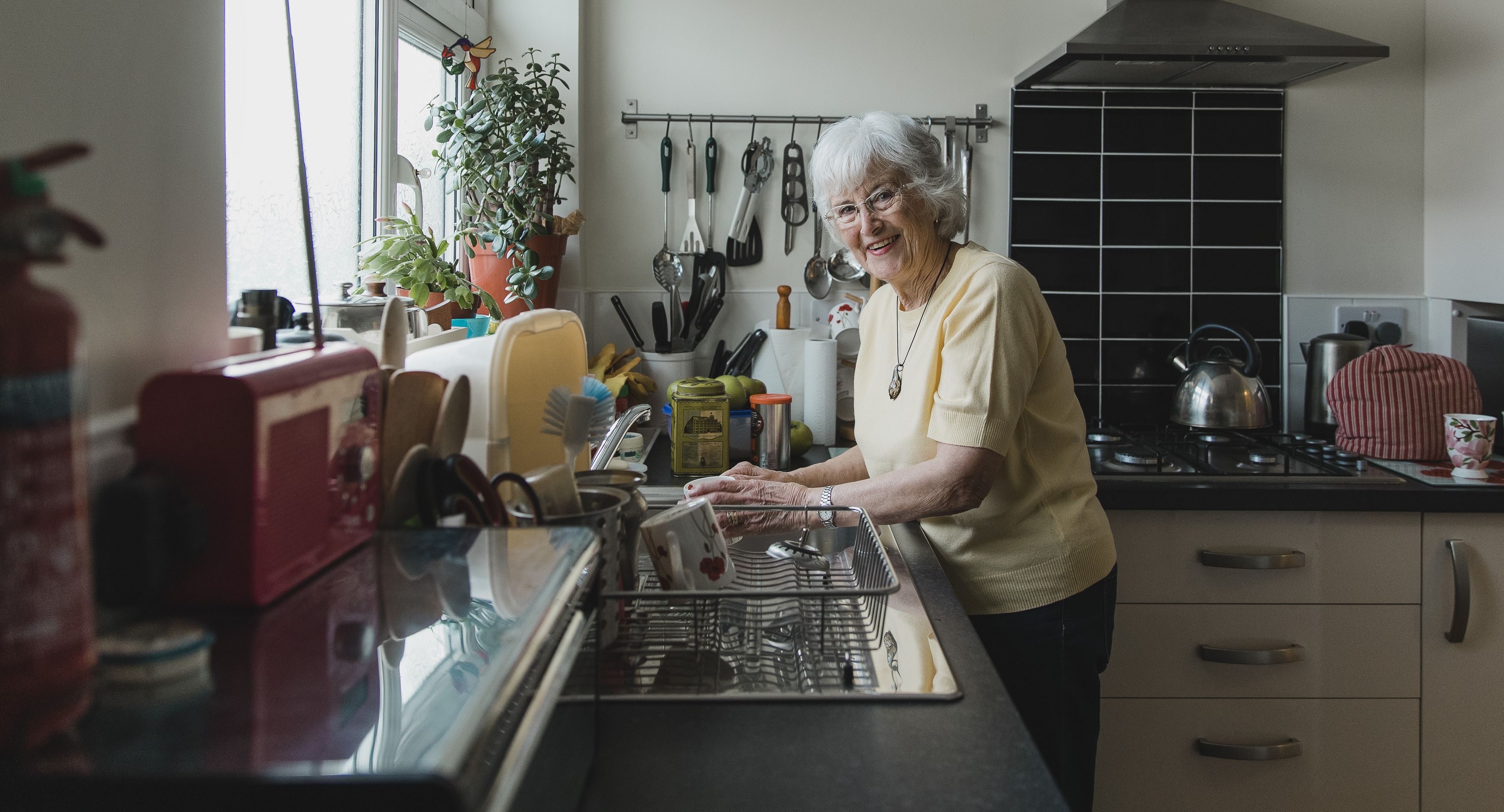 Ældre kvinde vasker op