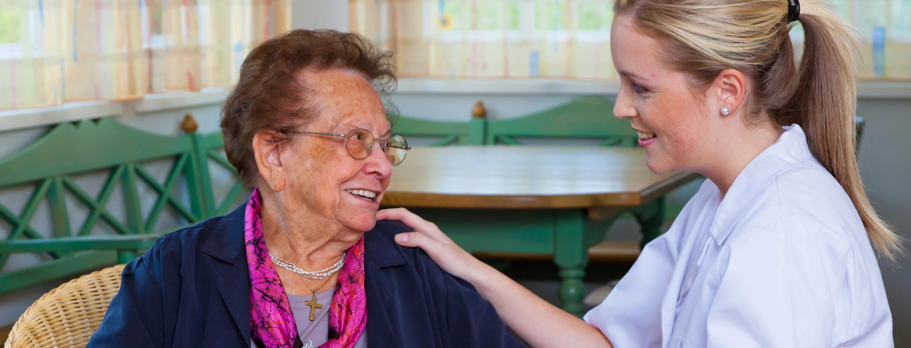 En årlig trivselssamtale med plejecenterets beboere er et godt afbræk i hverdagen
