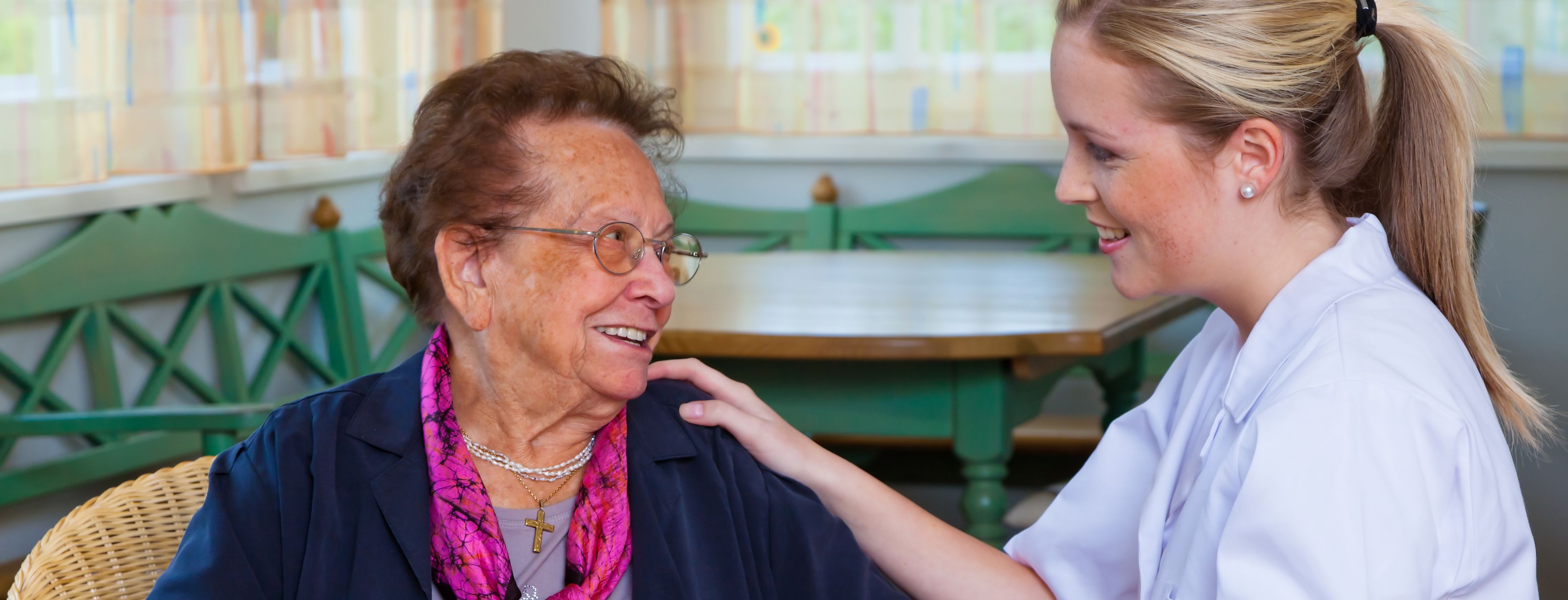En årlig trivselssamtale med plejecenterets beboere er et godt afbræk i hverdagen