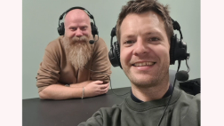 Tom bliver bedre til sit arbejde med en tale til tekst-app