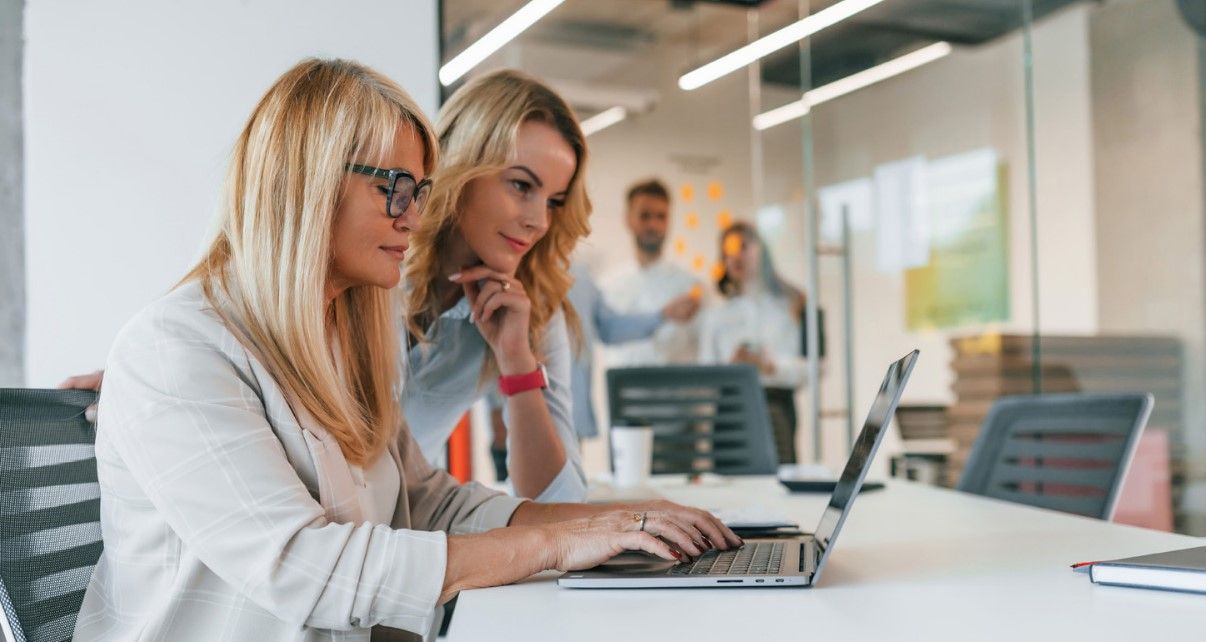 Medarbejdere bruger AI i deres opgaveløsning