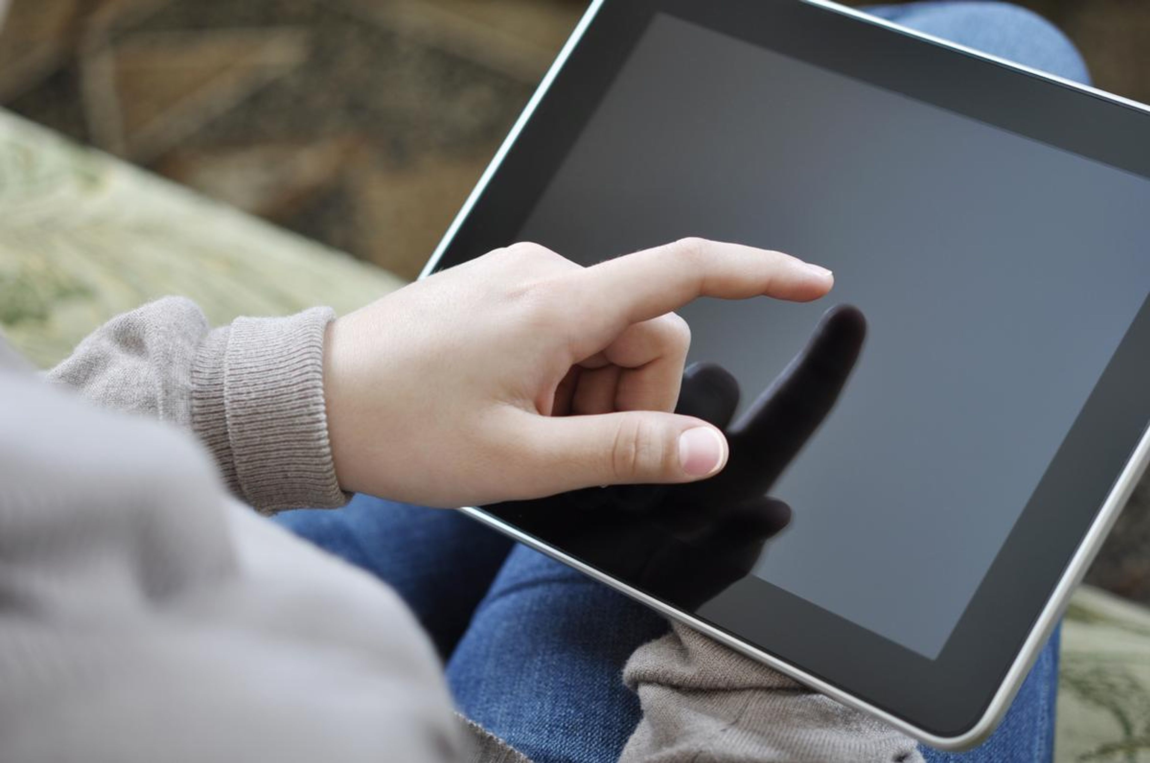 medarbejder bruger tablet