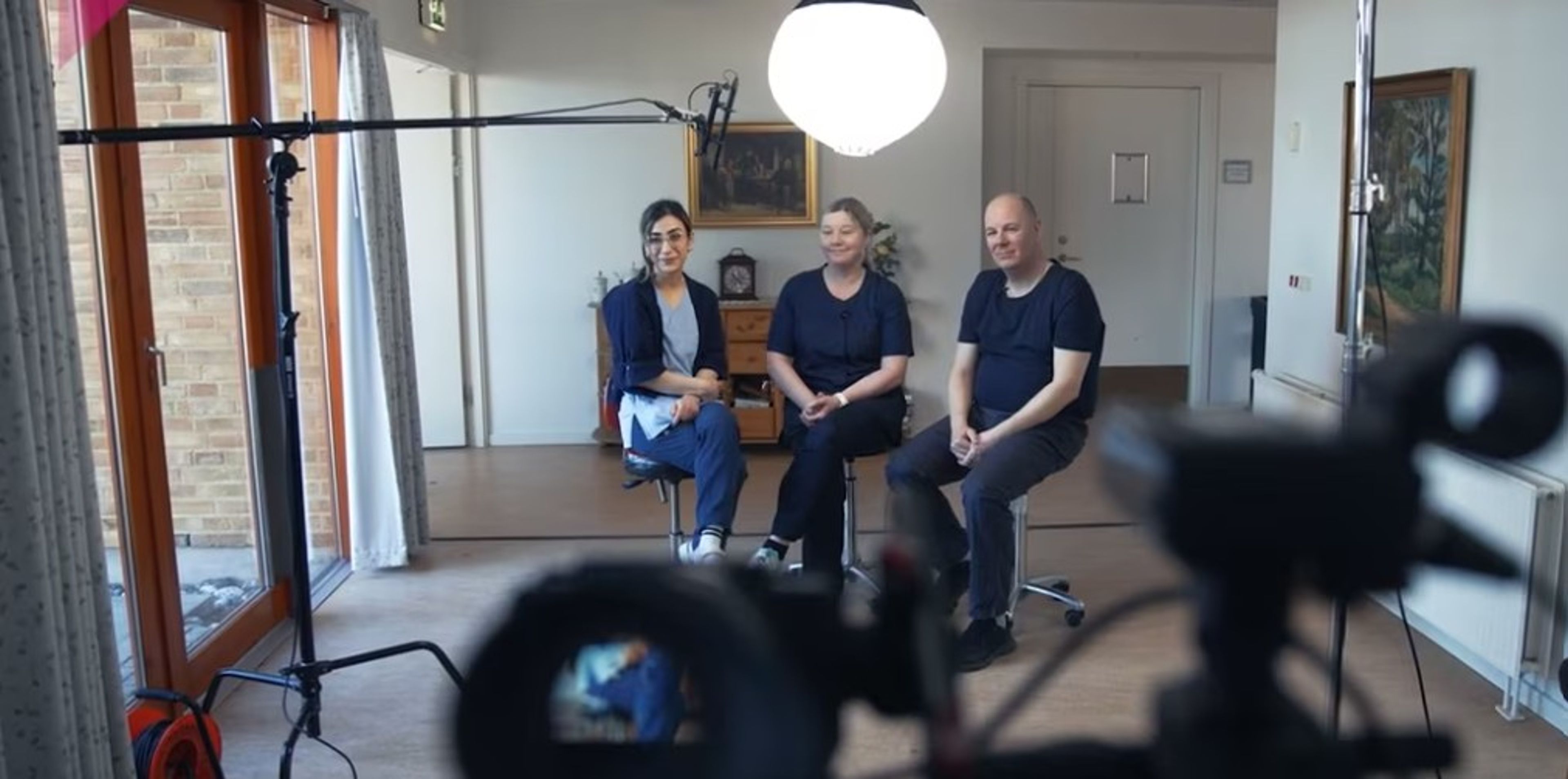 Tre social- og sundhedshjælpere foran kameraet