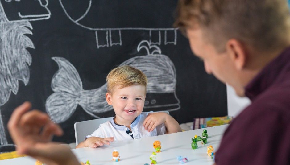 Barn og pædagog i børnehave