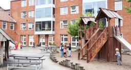 Børn leger sammen i skolegård