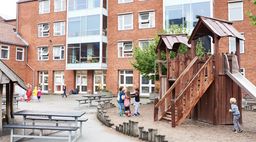 Børn leger sammen i skolegård